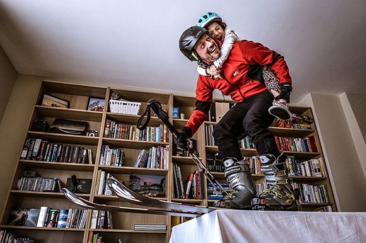 Fotógrafo y su hija improvisan un paseo por la montaña en casa