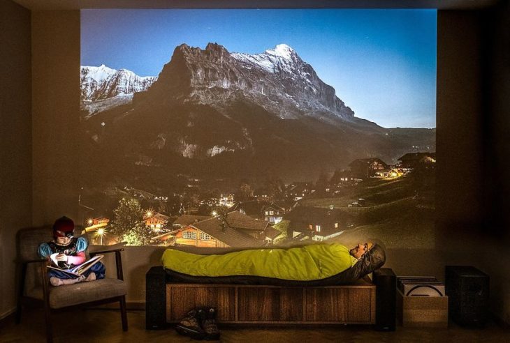 Fotógrafo y su hija improvisan un paseo por la montaña en casa