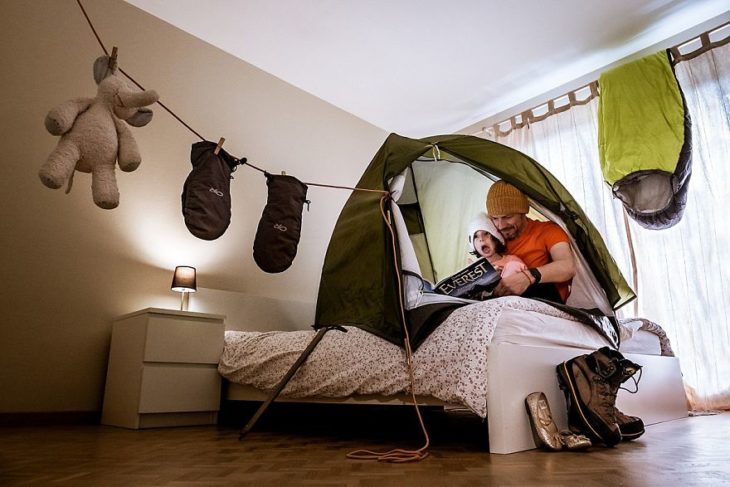 Fotógrafo y su hija improvisan un paseo por la montaña en casa