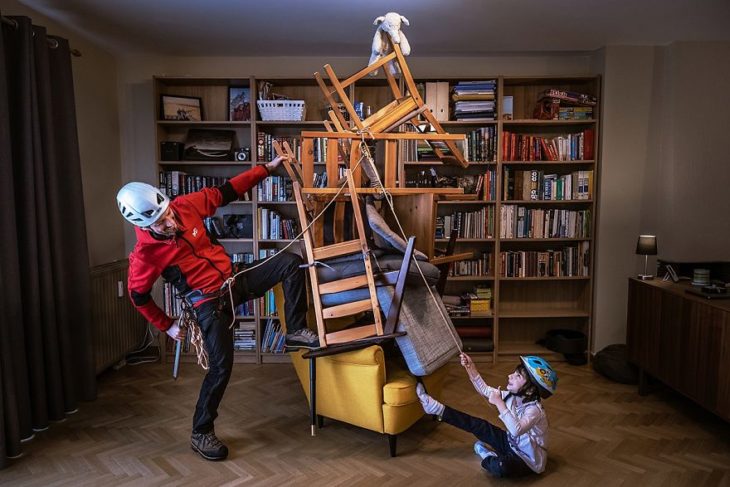 Fotógrafo y su hija improvisan un paseo por la montaña en casa