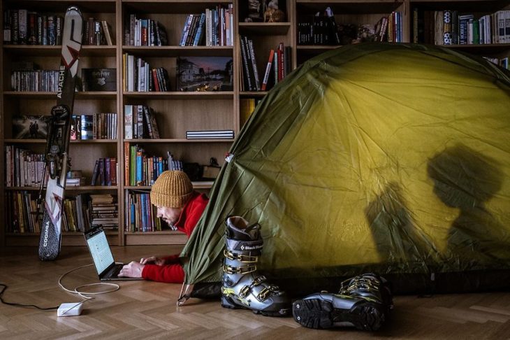 Fotógrafo y su hija improvisan un paseo por la montaña en casa