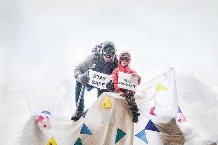 Fotógrafo y su hija improvisan un paseo por la montaña en casa