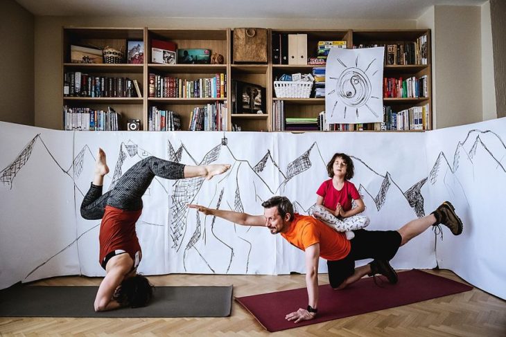 Fotógrafo y su hija improvisan un paseo por la montaña en casa