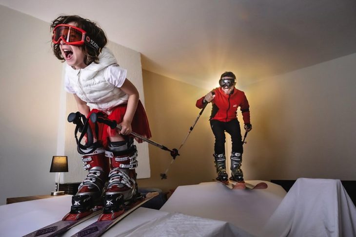 Fotógrafo y su hija improvisan un paseo por la montaña en casa