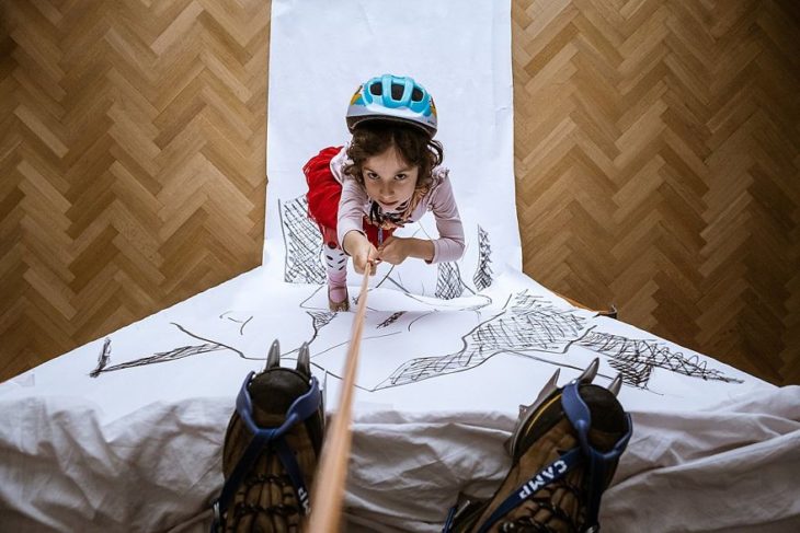 Fotógrafo y su hija improvisan un paseo por la montaña en casa