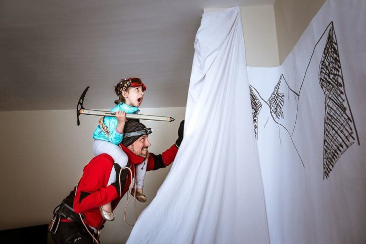 Fotógrafo y su hija improvisan un paseo por la montaña en casa