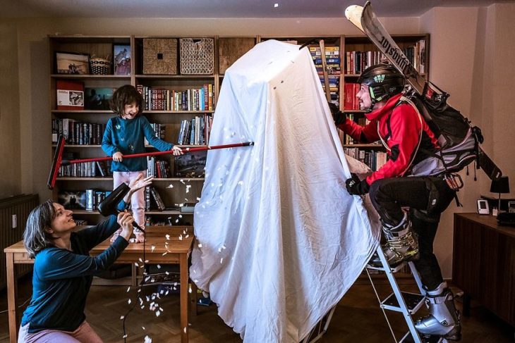 Fotógrafo y su hija improvisan un paseo por la montaña en casa