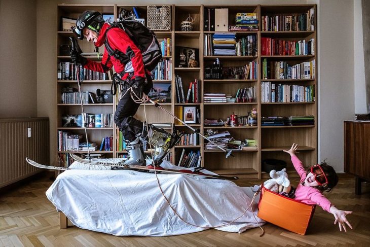 Fotógrafo y su hija improvisan un paseo por la montaña en casa