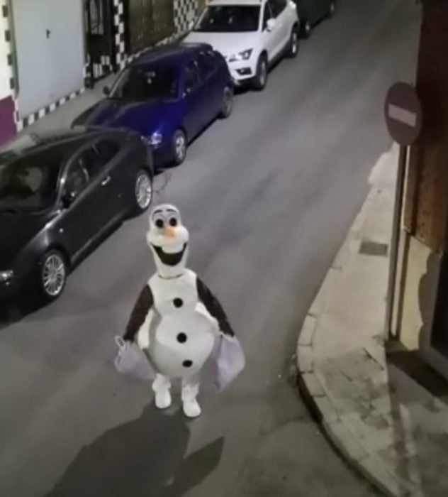 Papá e hija salen disfrazados a la calle durante cuarentena; Olaf, Frozen