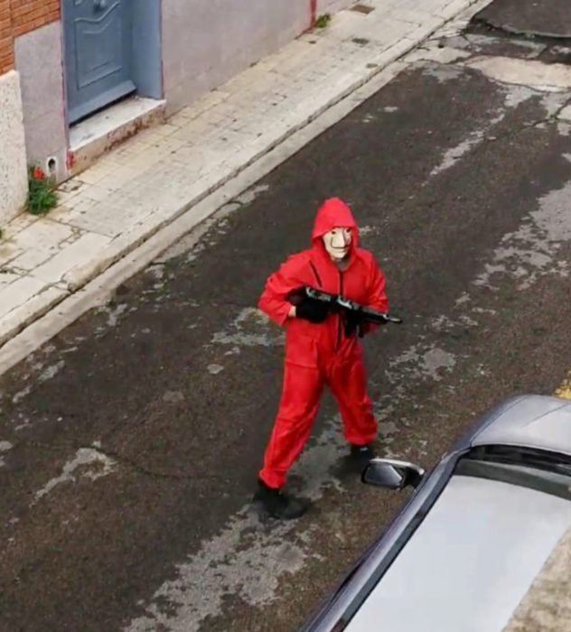 Papá e hija salen disfrazados a la calle durante cuarentena; La casa de papel