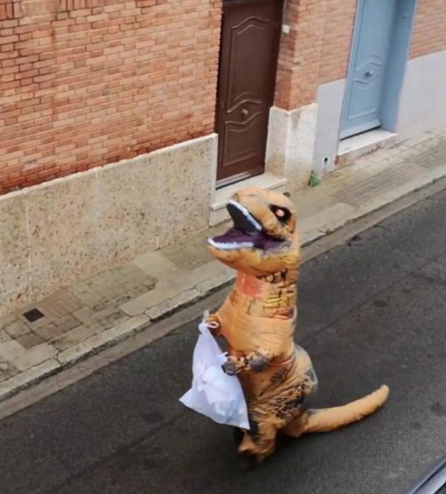 Papá e hija salen disfrazados a la calle durante cuarentena; tiranosaurio rex