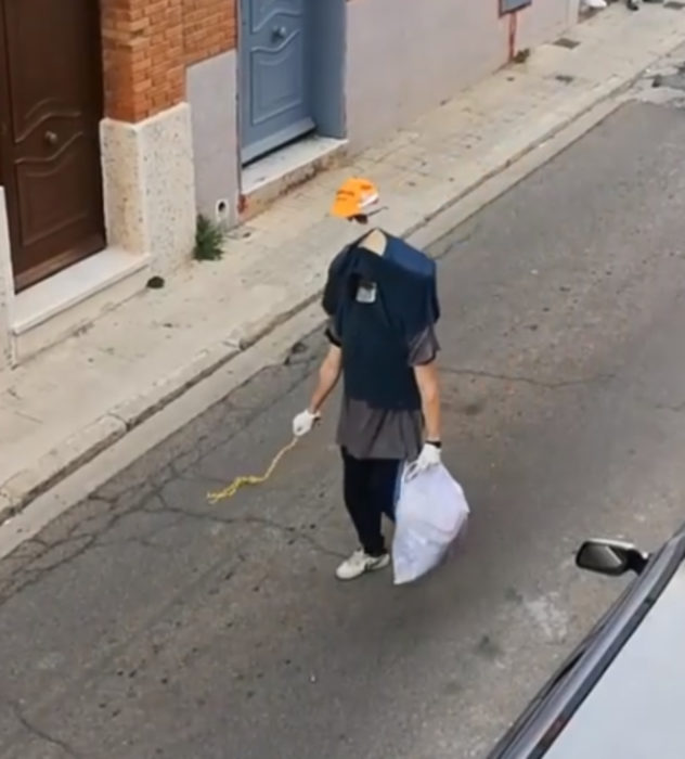 Papá e hija salen disfrazados a la calle durante cuarentena; hombre invisible