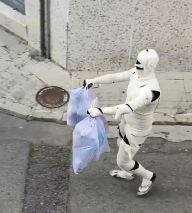 Papá e hija salen disfrazados a la calle durante cuarentena; momia