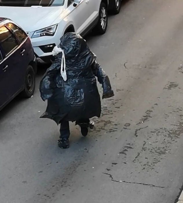 Papá e hija salen disfrazados a la calle durante cuarentena; bolsa de basura