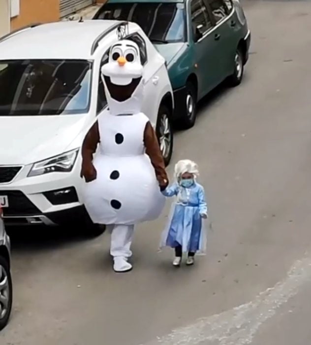 Papá e hija salen disfrazados a la calle durante cuarentena; Olaf y Elsa, Frozen