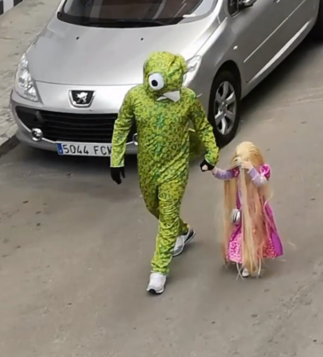 Papá e hija salen disfrazados a la calle durante cuarentena; Rapunzel y camaleón