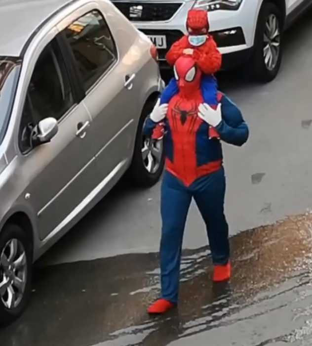 Papá e hija salen disfrazados a la calle durante cuarentena; Spider-Man