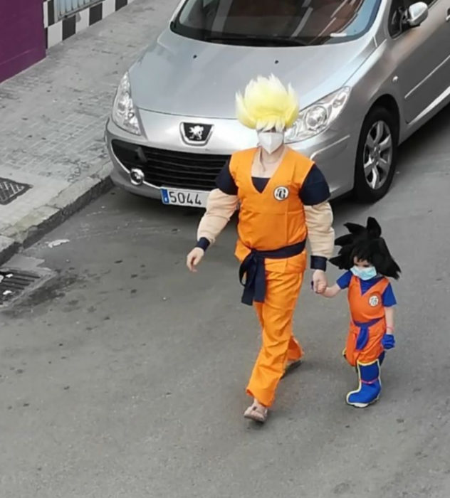 Papá e hija salen disfrazados a la calle durante cuarentena; Dragon Ball, Gokú