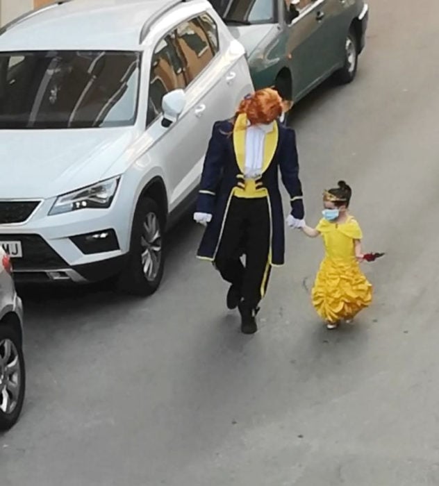 Papá e hija salen disfrazados a la calle durante cuarentena; La bella y la bestia