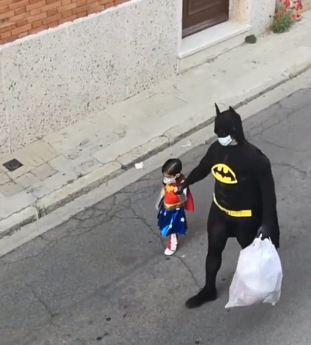 Papá e hija salen disfrazados a la calle durante cuarentena; Batman y La mujer maravilla