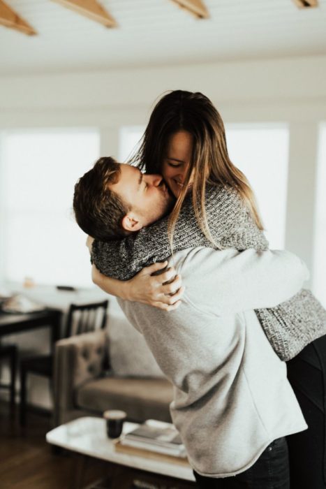 pareja abrazándose dentro de una casa