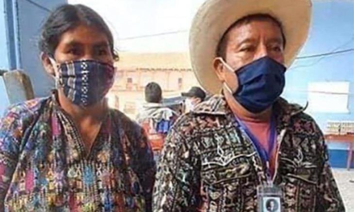 Pareja de abuelitos agricultores cubriendo su rostro con un crubrebocas