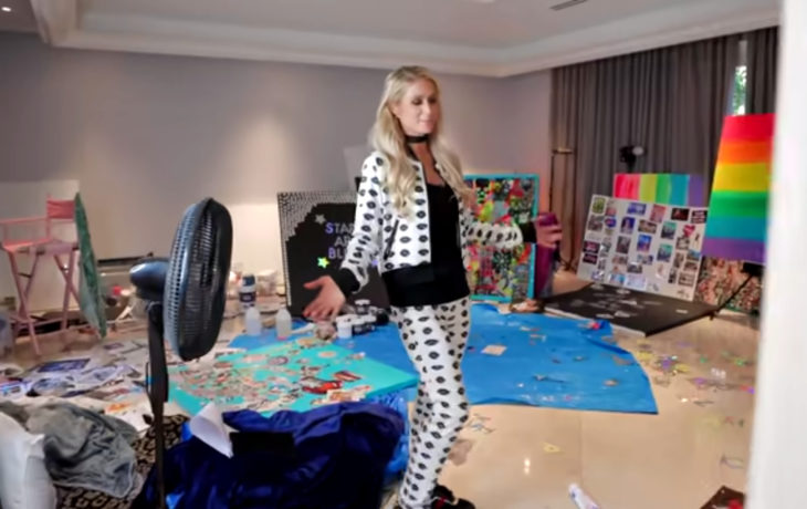 Paris Hilton pintando