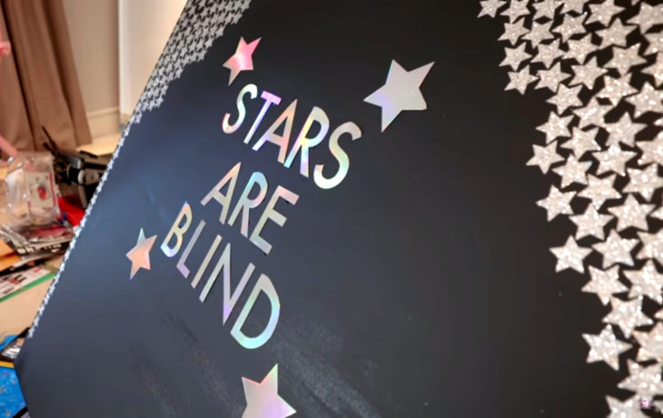 Paris Hilton pintando; Stars are blind