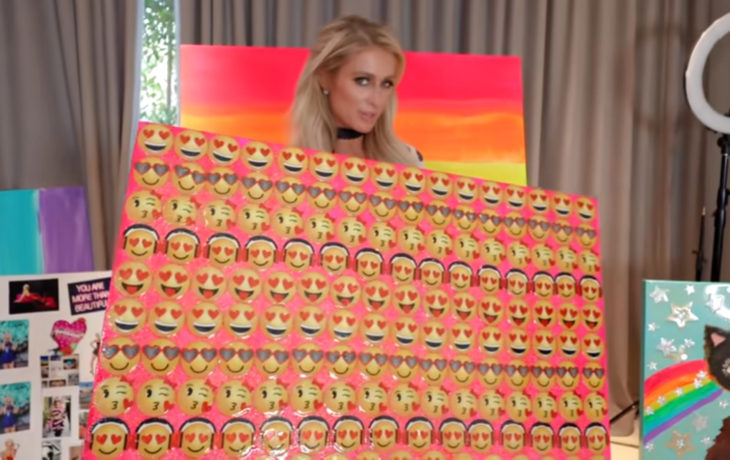 Paris Hilton pintando; emojis de corazón