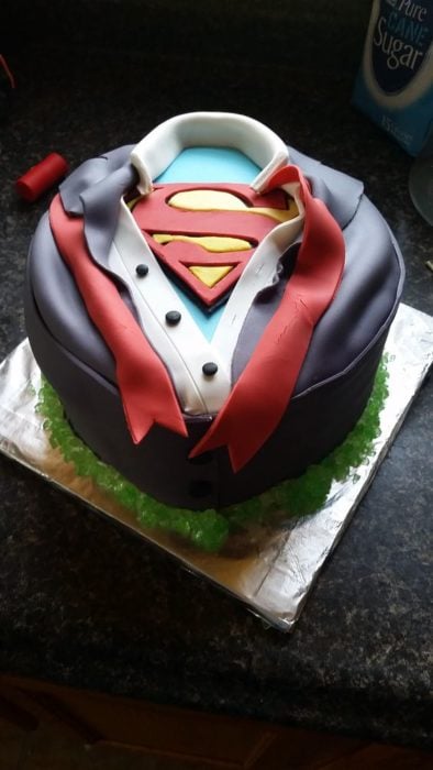Pastel de fondat en forma de Superman para celebrar el Día del padre