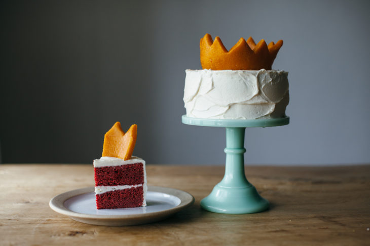 pastel red velvelt con betún de vainilla y una corona amarilla