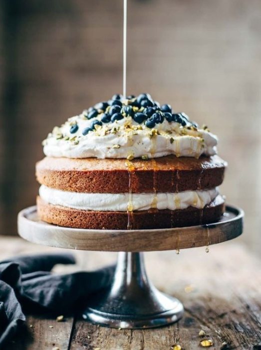 Pastel con relleno de betún con bayas moradas 