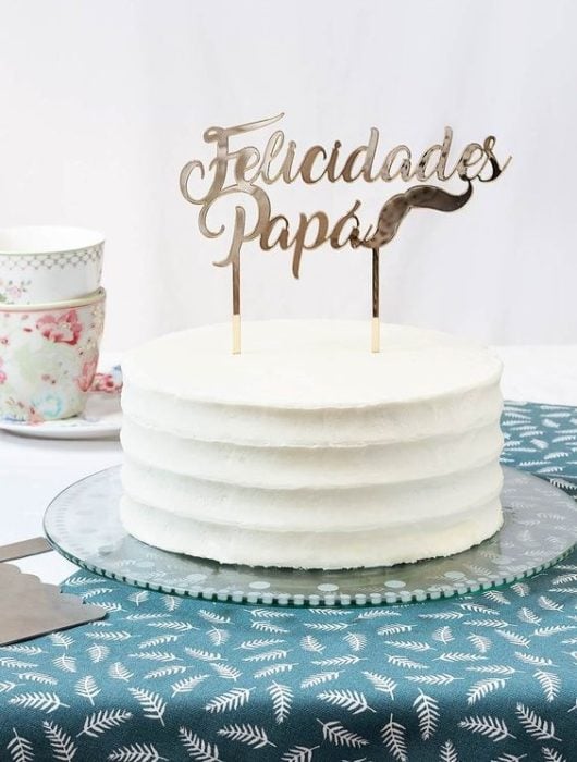 Pastel de vainilla decorado con banderilla de felicidades papá 