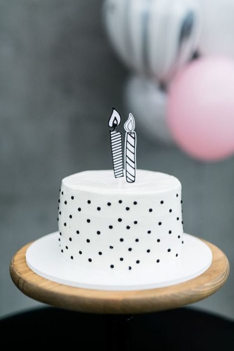 Pastel de vainilla con puntos de chocolate negro