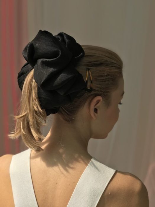 Chica rubia con coleta media y una scrunchie gigante negro