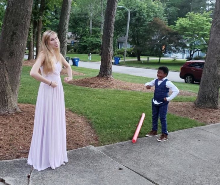 Chica y un niño bailando en el patio de la casa 