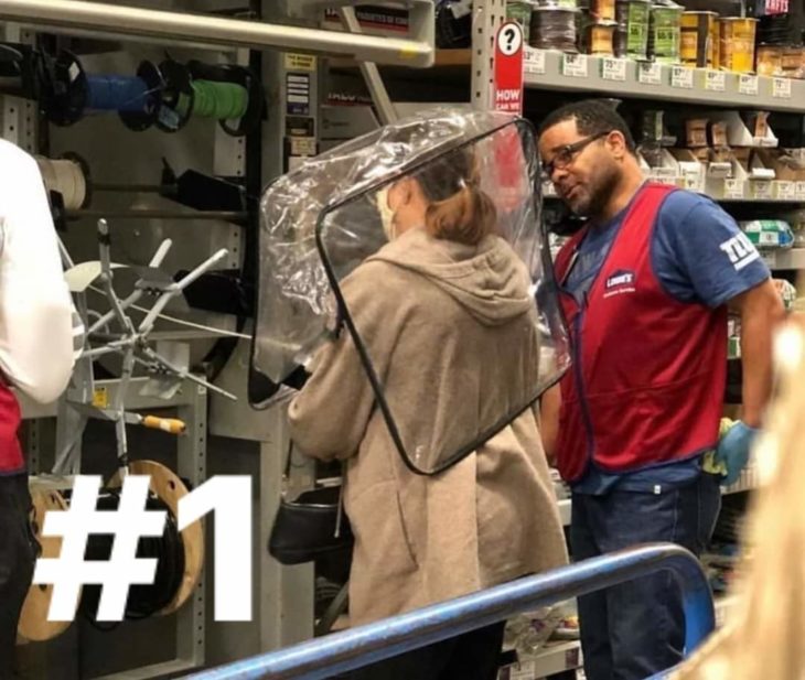 Señora en el supermercado usando una bolsa de edredón sobre la cabeza