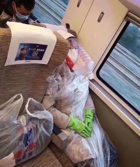 Señor dormido en el metro y cubierto por bolsas 