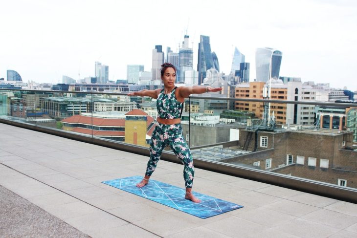 Mujer realizando yoga con una buena postura