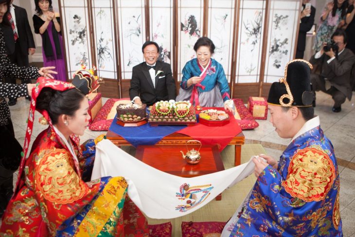 Participantes de la ceremonia Pyebaek de la boda coreana