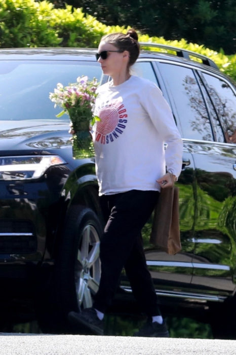 Rooney Mara caminando, se nota un poco su pancita de embarazo