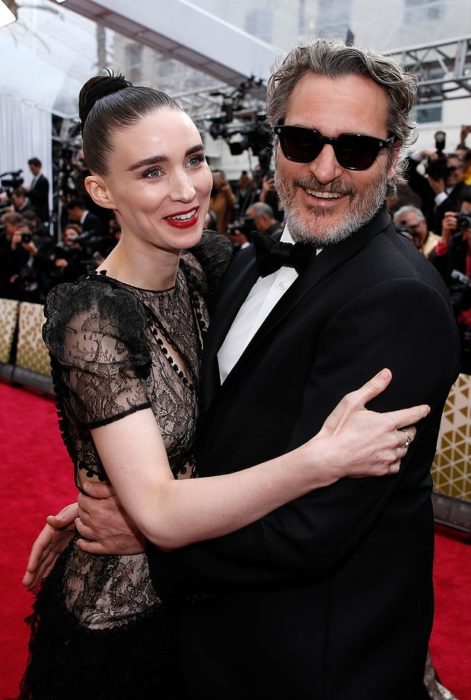 Rooney Mara y Joaquin Phoenix en la entrega de los premiso Óscar abrazados