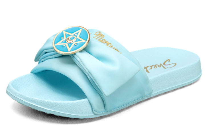 Skechers lanza línea de sandalias y ropa de Sailor Moon; zapatos azules de Mercury, Ami