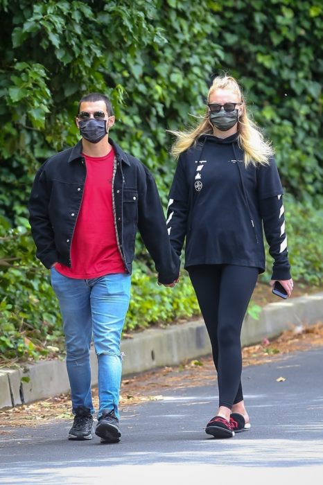 Sophie Turner y Joe Jonas dando un paseo