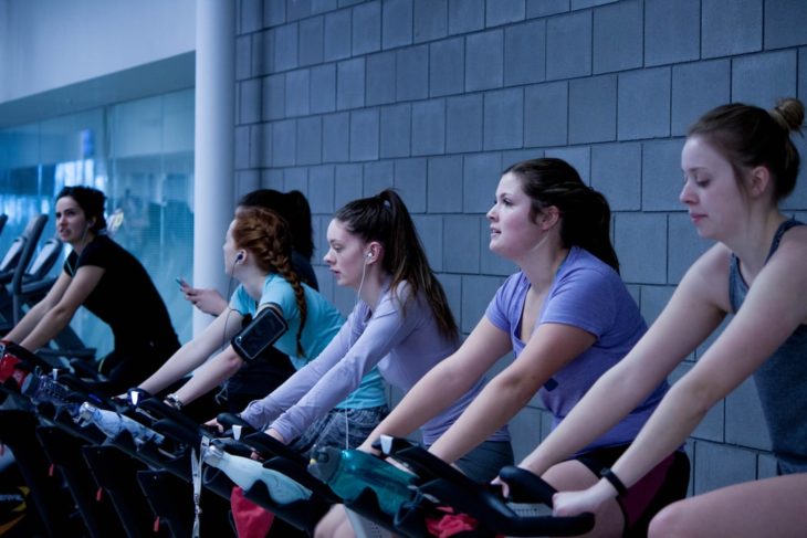 Mujeres realizando spinning