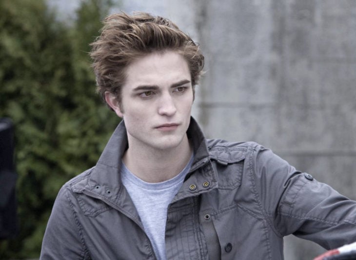 Edward Cullen protagonizado por Robert Pattinson con chaqueta de mezclilla en gris 