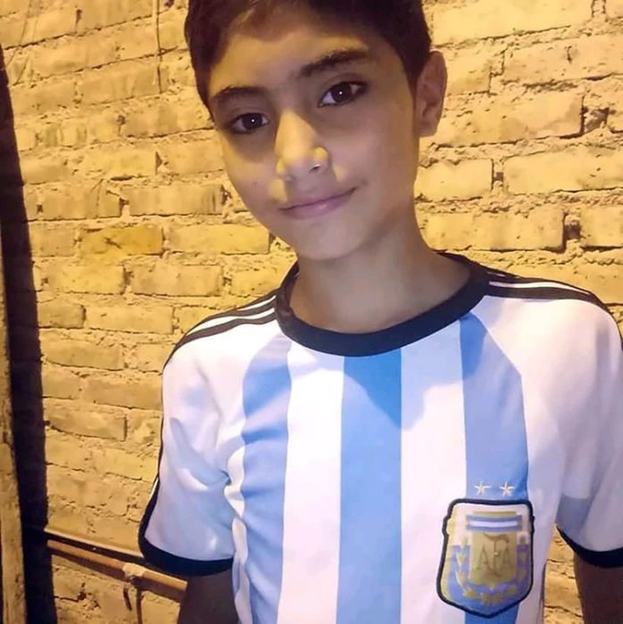 Luciano niño de 11 años que realizó un dinosaurio con barro y ladrillo