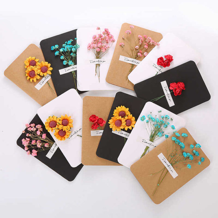 Tarjeta para el Dís de las Mdres con flores naturales añadidas