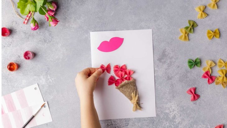 Tarjeta para el Día de las Madres con ramo de flores con sopas de colores