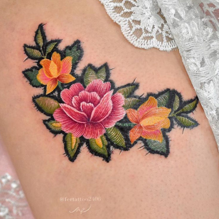 Fernanda Ramírez, tatuadora mexicana crea tatuajes bordados; flores en la pierna